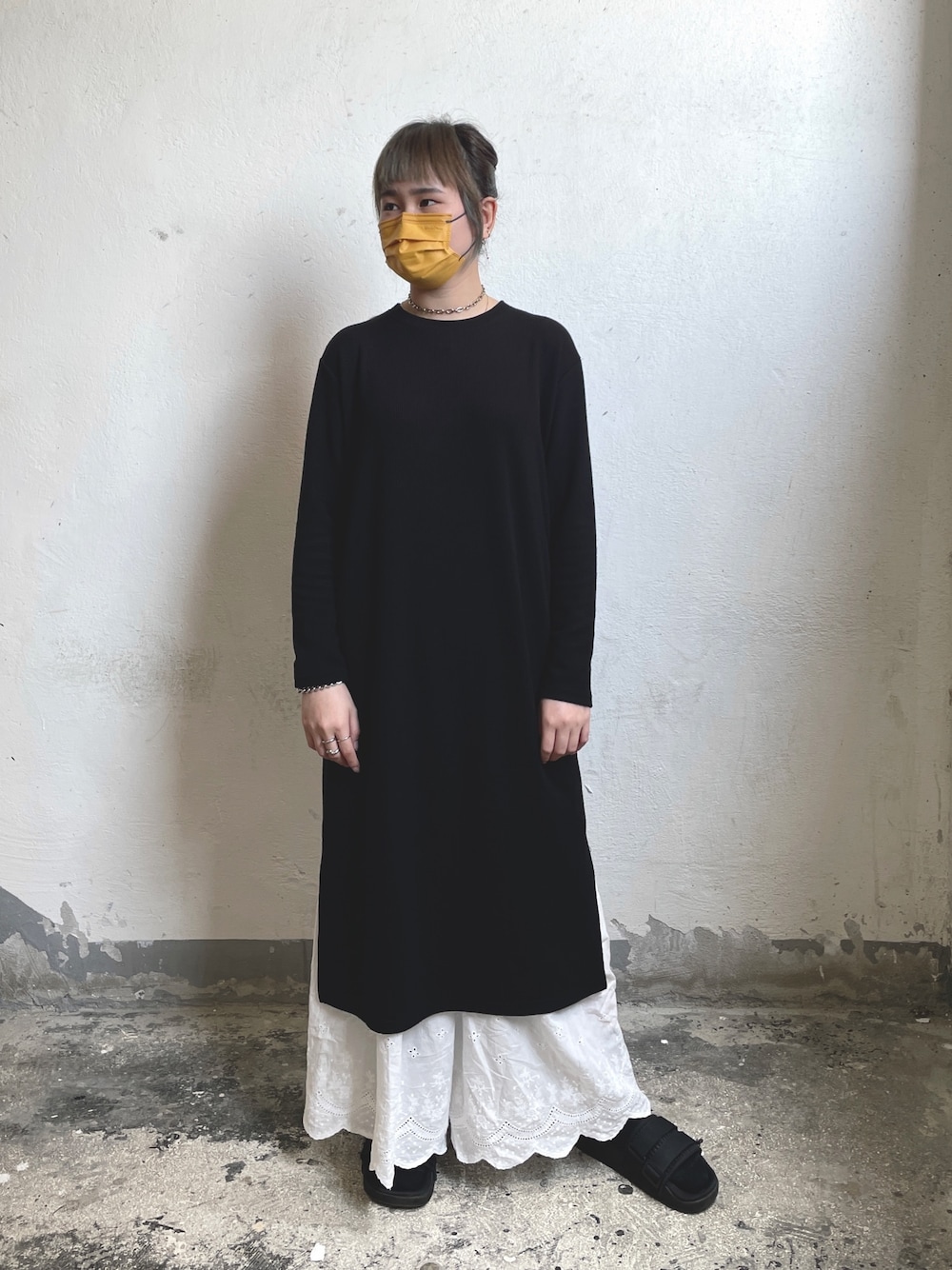 「adidasのアディレッタ 2.0 サンダル [Adilette 2.0 Sandals] アディダスオリジナルス（サンダル、ブラック系）」を使った、Ruby さん（レディース・153cm）の冬コーディネートの1枚目の写真