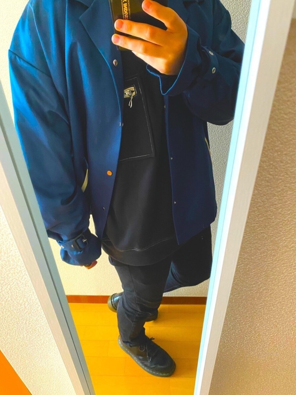 ブラック系のスウェット、ブラック系のその他パンツ、ブラック系のブーツを着用したメンズの秋コーディネートの1枚目の写真