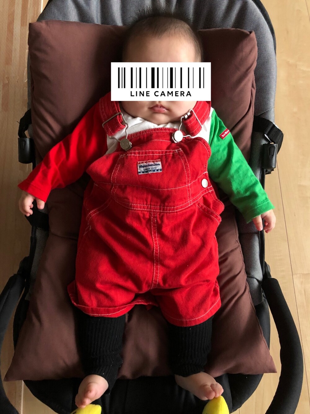 「生後4ヶ月、オーバーオール、サロペット、男の子、男の子コーデ、男の子ベビー、クリスマスカラー」｜「Moujonjonのアイテム（サロペット/オーバーオール、レッド系）」を使った、MANOAさん（キッズ・80cm）の冬コーディネートの1枚目の写真