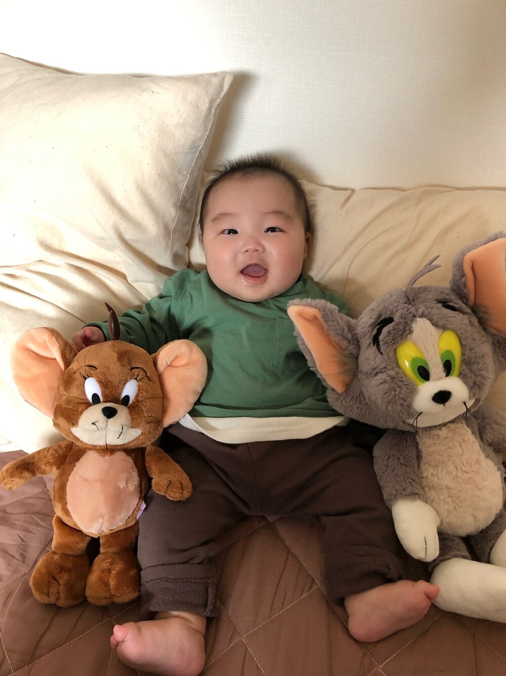 「生後4ヶ月、０歳、プチプラ、キッズファッション、男の子、男の子コーデ、男の子ベビー、トムとジェリー、スウェット、シンプル」｜「西松屋のアイテム（トップス、グリーン系）」を使った、MANOAさん（キッズ・80cm）の冬コーディネートの1枚目の写真