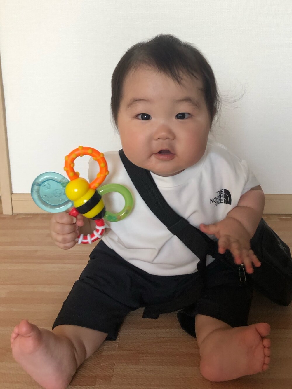 「クロップドパンツ、ロゴT、キッズコーデ、男の子、ラフ、休日スタイル、夏、生後7ヶ月、パパのバッグ」｜「THE NORTH FACEのザ ノース フェイス THE NORTH FACE S/S Square Logo Tee(ショートスリーブスクエアロゴティー)（Tシャツ/カットソー、ホワイト系）」を使った、MANOAさん（キッズ・80cm）の春コーディネートの1枚目の写真