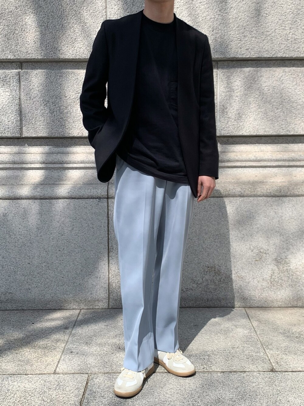 「春めきシューズ、シンプル、春、おしゃれさんと繋がりたい、大人コーデ、プチプラ、スニーカー、ootd、スラックス、低身長」｜「Maison Margielaのアイテム（ノーカラージャケット、ブラック系）」を使った、Takaさん（メンズ・164cm）の春コーディネートの1枚目の写真