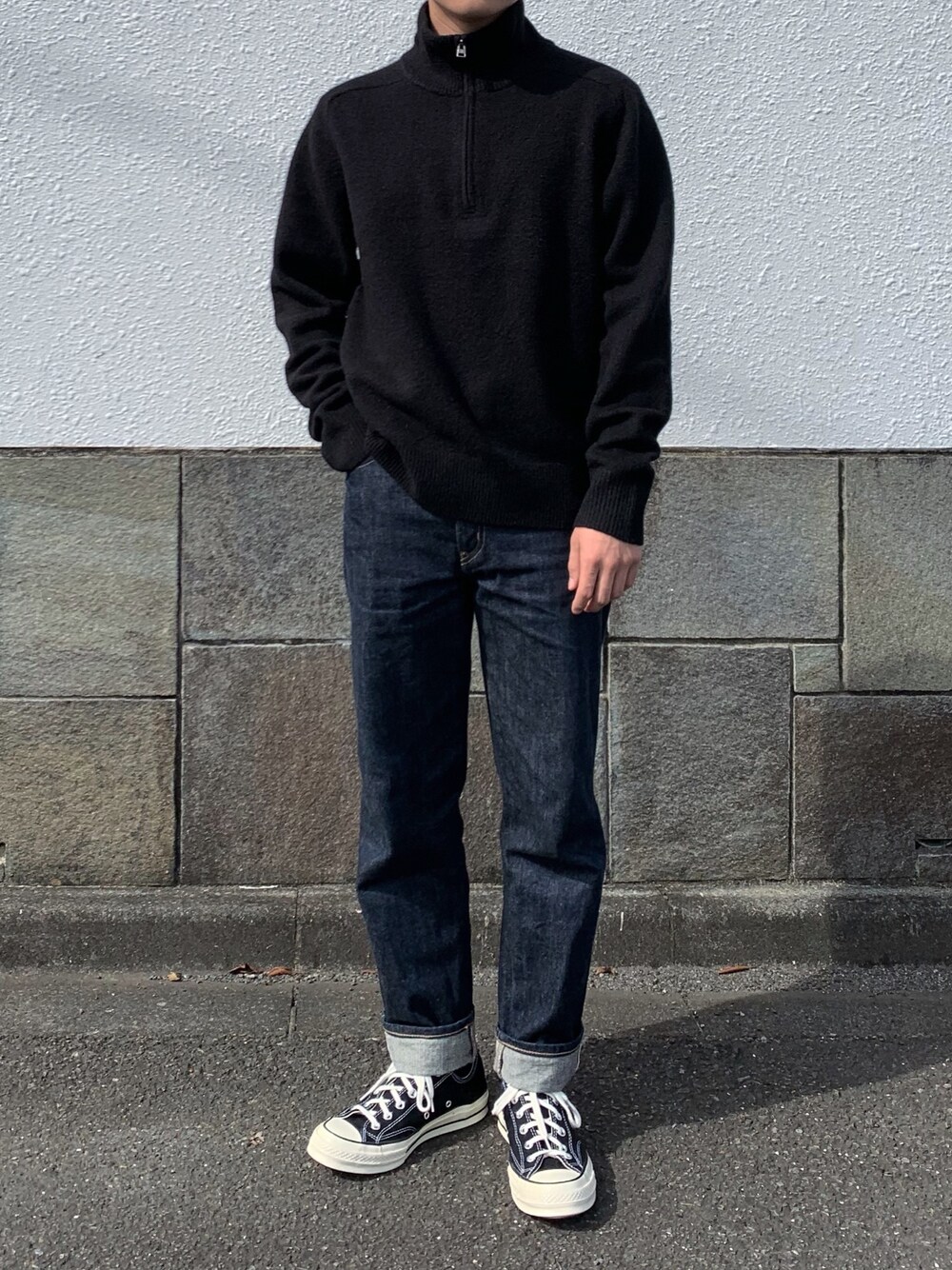 「春コーデ、シンプルコーデ、カジュアルコーデ、大人カジュアル、スニーカーコーデ、低身長コーデ、ootd、ハーフジップ、コンバース、おしゃれさんと繋がりたい」｜「UNIQLOのアイテム（ニット/セーター、ブラック系）」を使った、Takaさん（メンズ・164cm）の春コーディネートの1枚目の写真
