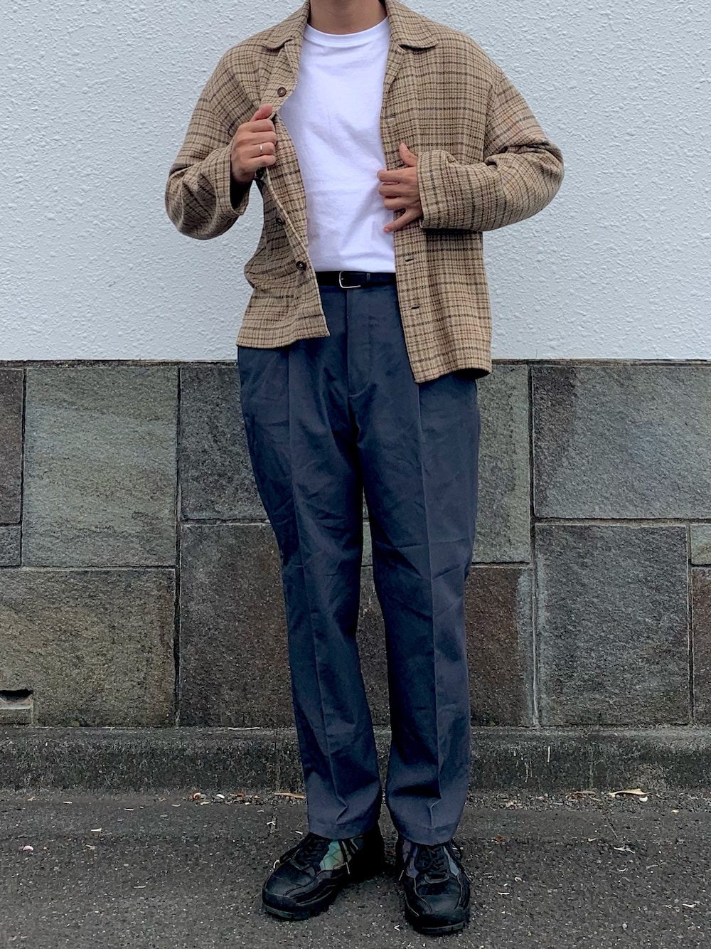 「シンプルコーデ、休日スタイル、大人カジュアル、春夏コーデ、お洒落さんとつながりたい、ootd、白Tシャツ、ユニクロ、ベージュコーデ、AURALEE」｜「AURALEEのアイテム（ジャケット/アウター、ベージュ系）」を使った、Takaさん（メンズ・164cm）の春コーディネートの1枚目の写真
