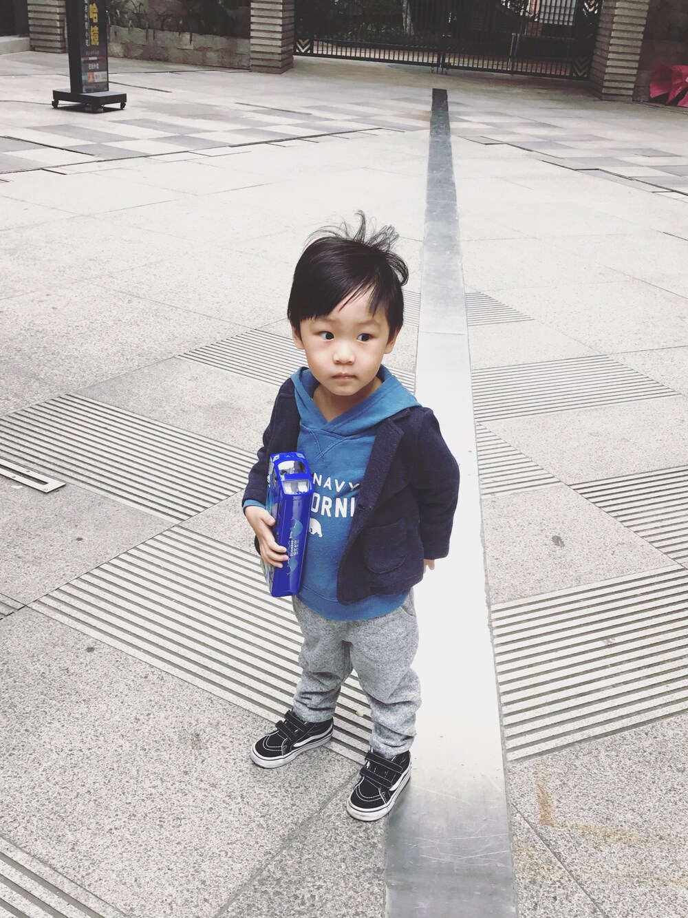 「ZARA KIDSのアイテム（テーラードジャケット、ブルー系）」を使った、崩宁さん（キッズ・100cm）の冬コーディネートの1枚目の写真