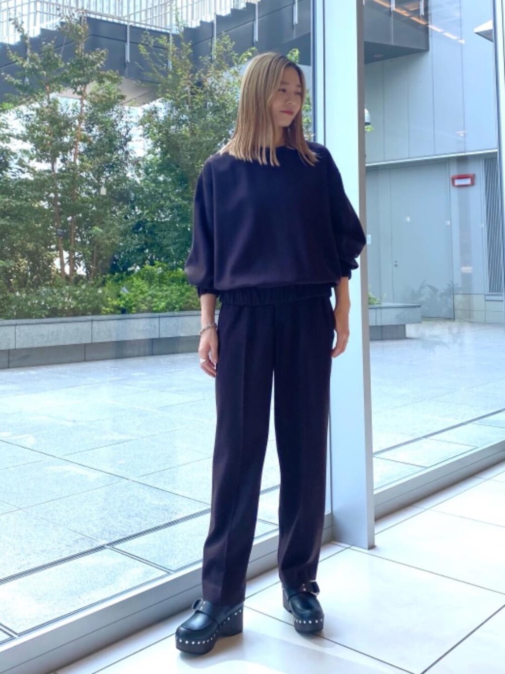 ブラウン系のシャツ/ブラウス、ブラウン系のその他パンツ、シルバー系のリングを着用したレディースの秋コーディネートの1枚目の写真