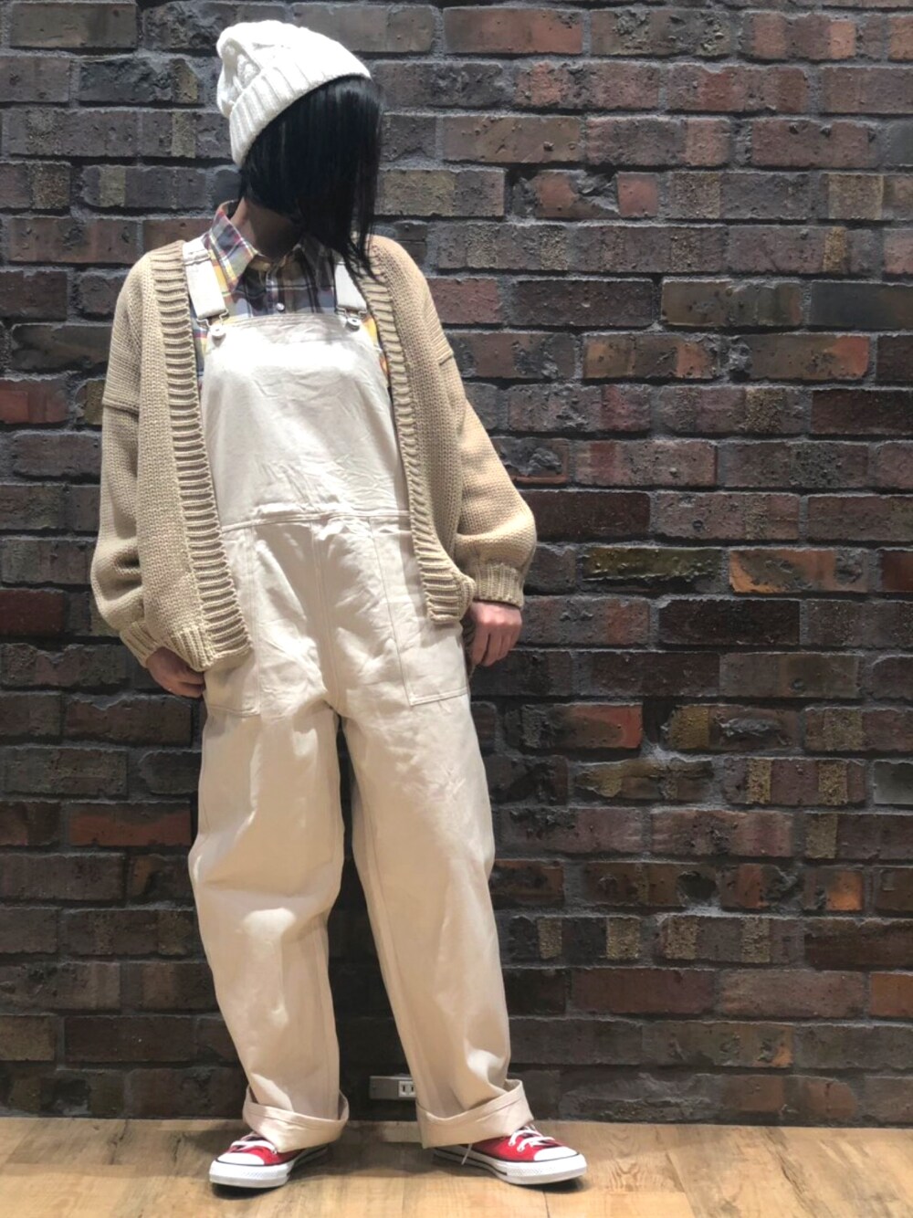「カジュアルコーデ、オーバーオール、オフホワイト、チェックシャツ、オーバーサイズ」｜「BACK NUMBERのアイテム（カーディガン/ボレロ、ベージュ系）」を使った、さぁちさん（レディース・155cm）の冬コーディネートの1枚目の写真