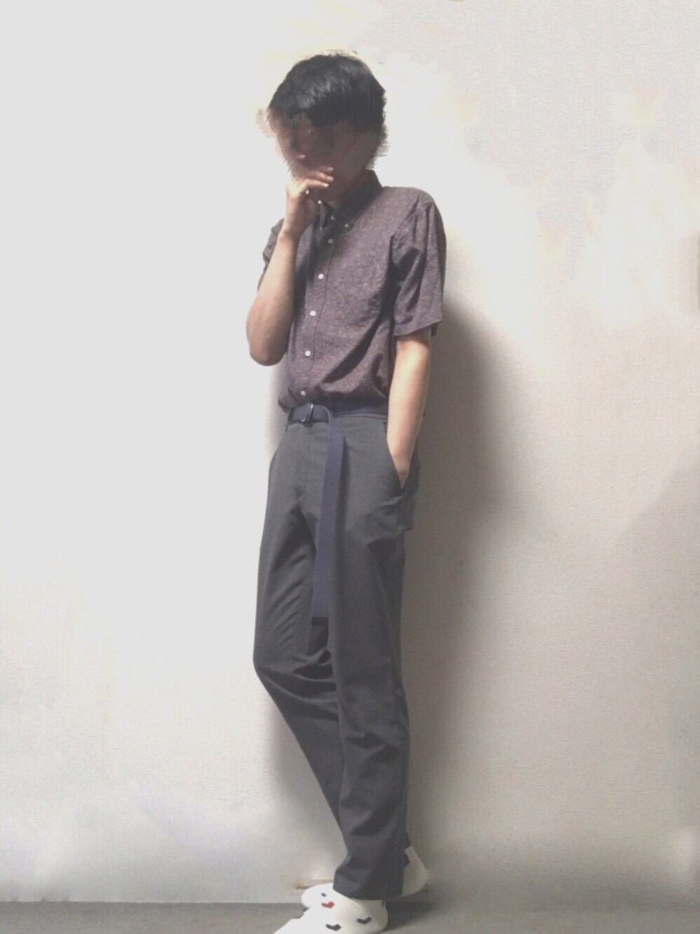 グレー系のパンツ、グレー系のベルトを着用したメンズの夏コーディネートの1枚目の写真