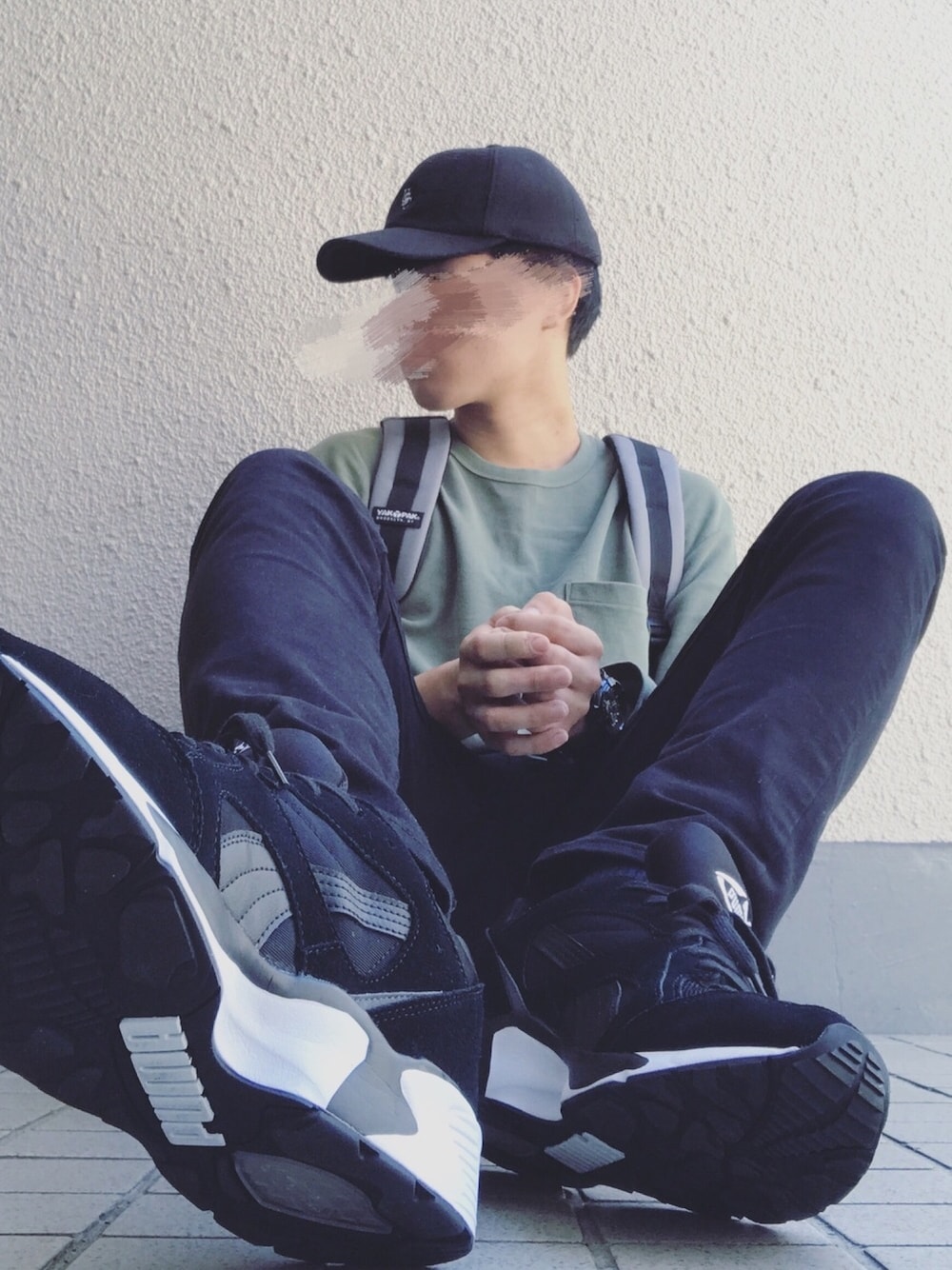 「秋のコーデ、シンプル、大人カジュアル、おしゃれさんと繋がりたい、スニーカー、黒スキニー、ユニクロ、キャップ、PUMA、TRINOMIC」｜「YAKPAKの【YAKPAK/ヤックパック】リュック（バックパック/リュック、グレー系）」を使った、りょうぺいさん（メンズ・182cm）の秋コーディネートの1枚目の写真