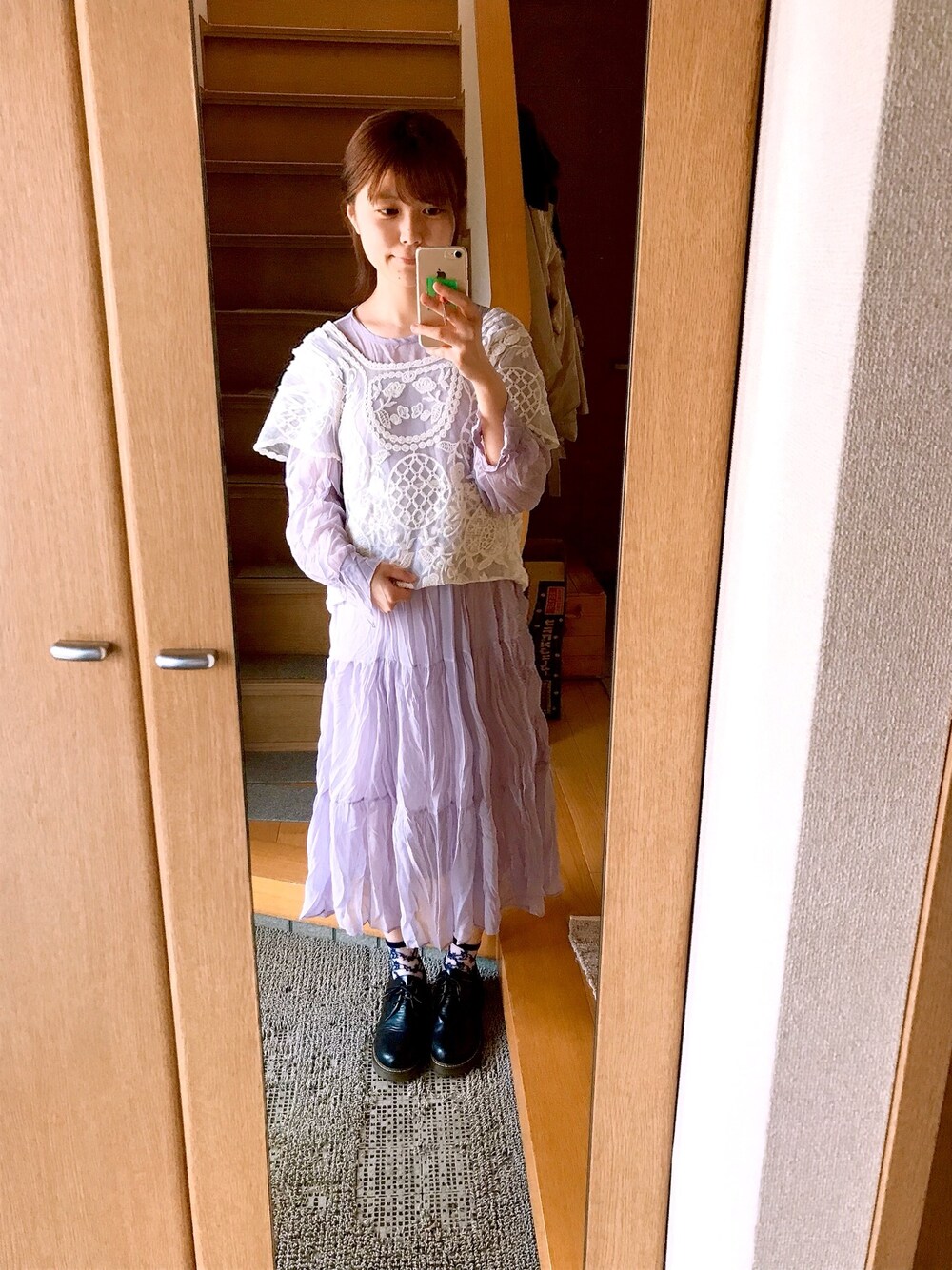 ベージュ系のトップス、ブラウン系のドレスシューズを着用したレディースの春コーディネートの1枚目の写真