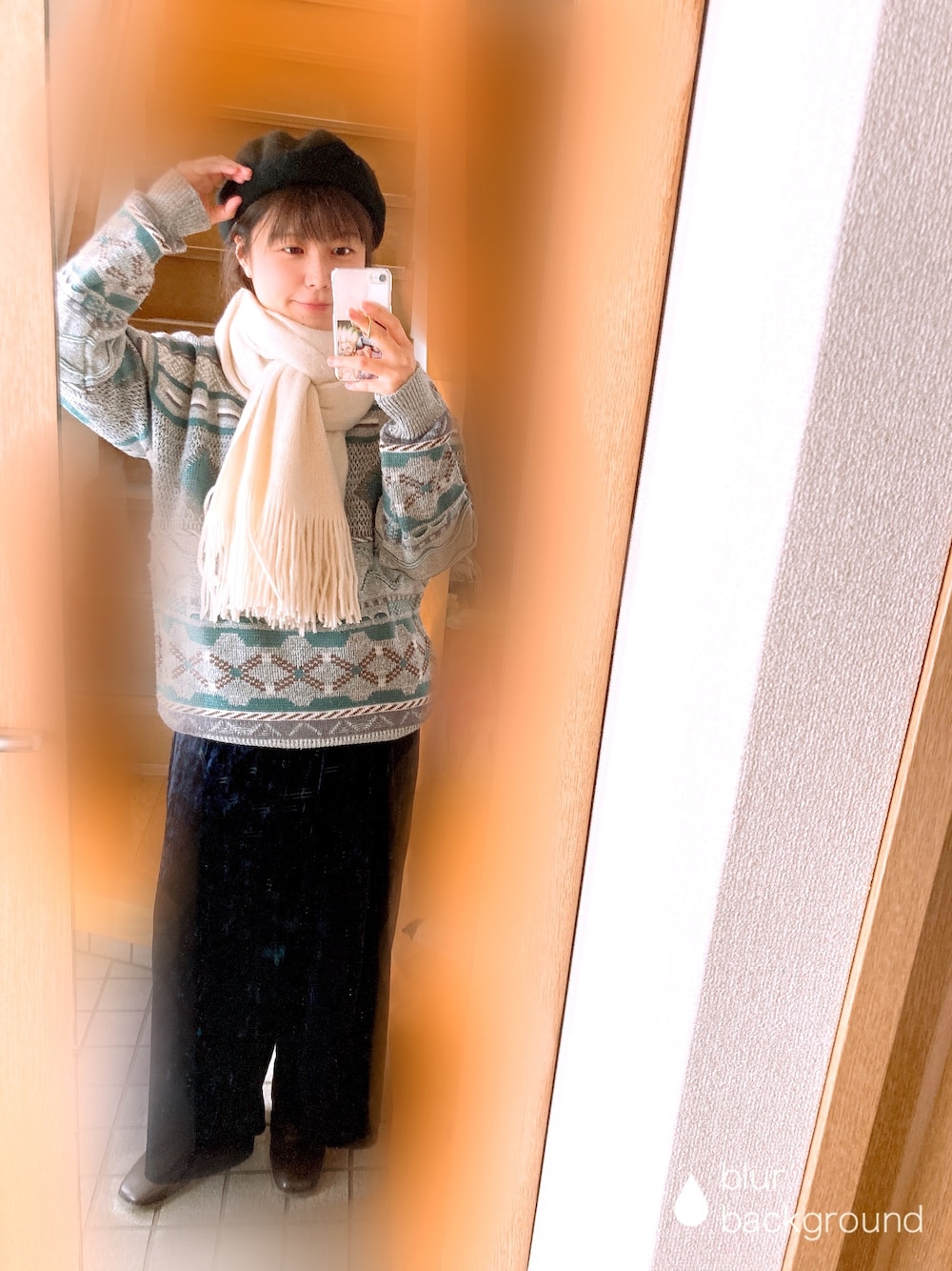 ブルー系のニット/セーター、ブルー系のパンツ、ブラウン系のブーツを着用したレディースの秋コーディネートの1枚目の写真