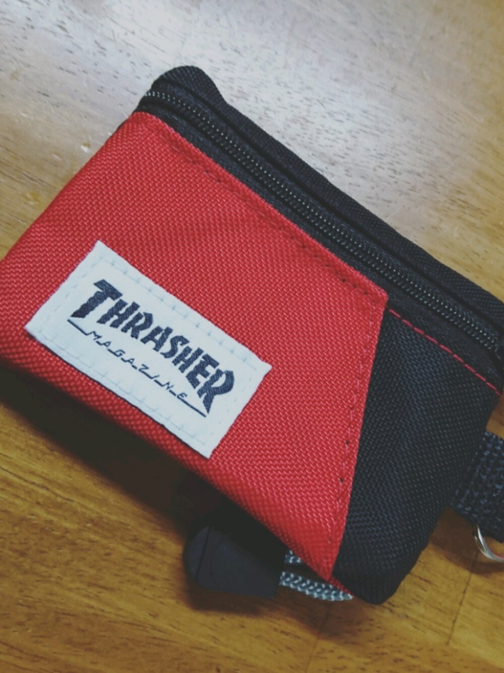 「THRASHER」｜「THRASHERのアイテム（コインケース、レッド系）」を使った、kazyさん（メンズ・178cm）の春コーディネートの1枚目の写真