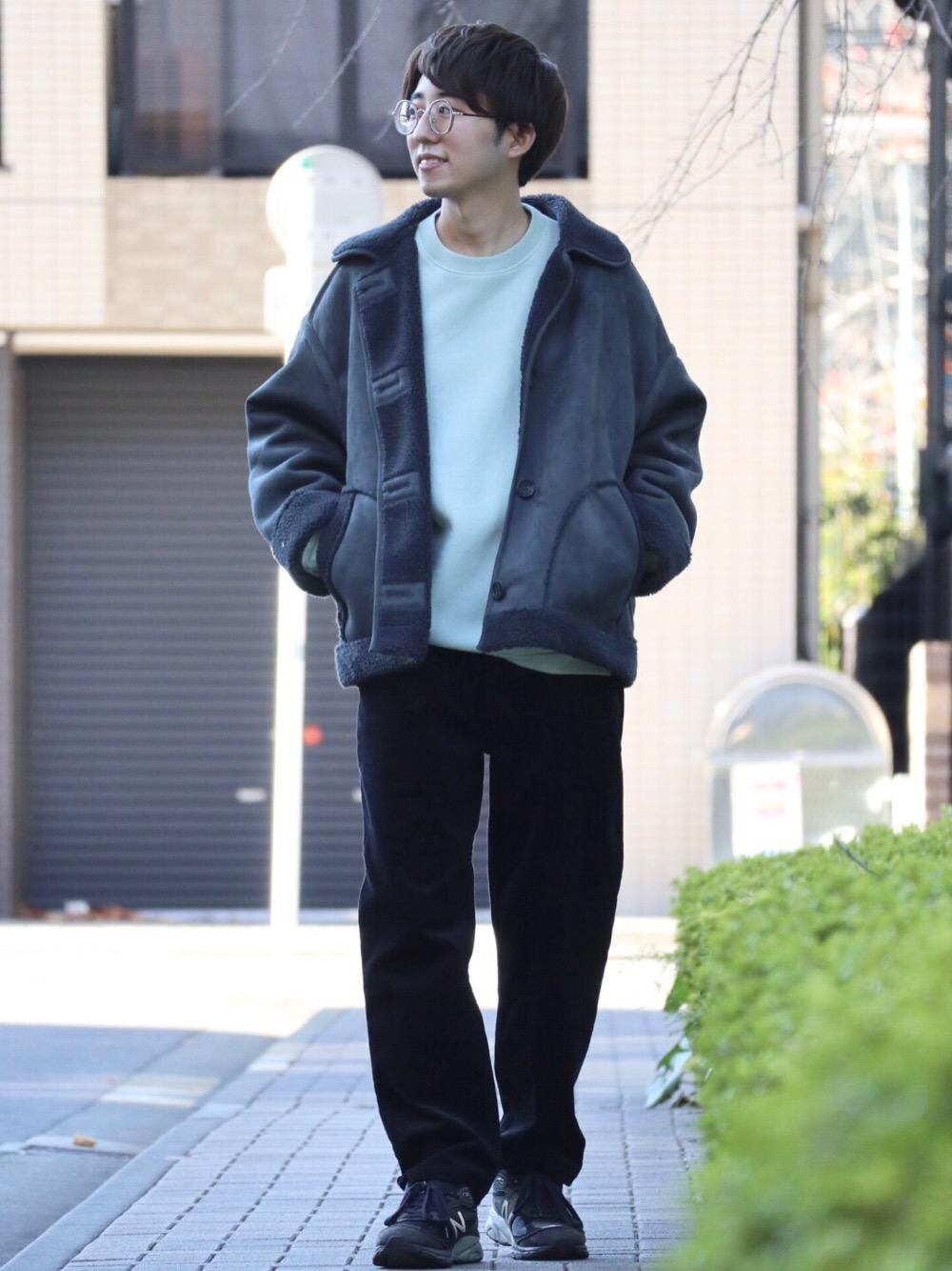 ブラック系のその他パンツ、ブラック系のムートンコート、グリーン系のスウェットを着用したメンズの冬コーディネートの1枚目の写真