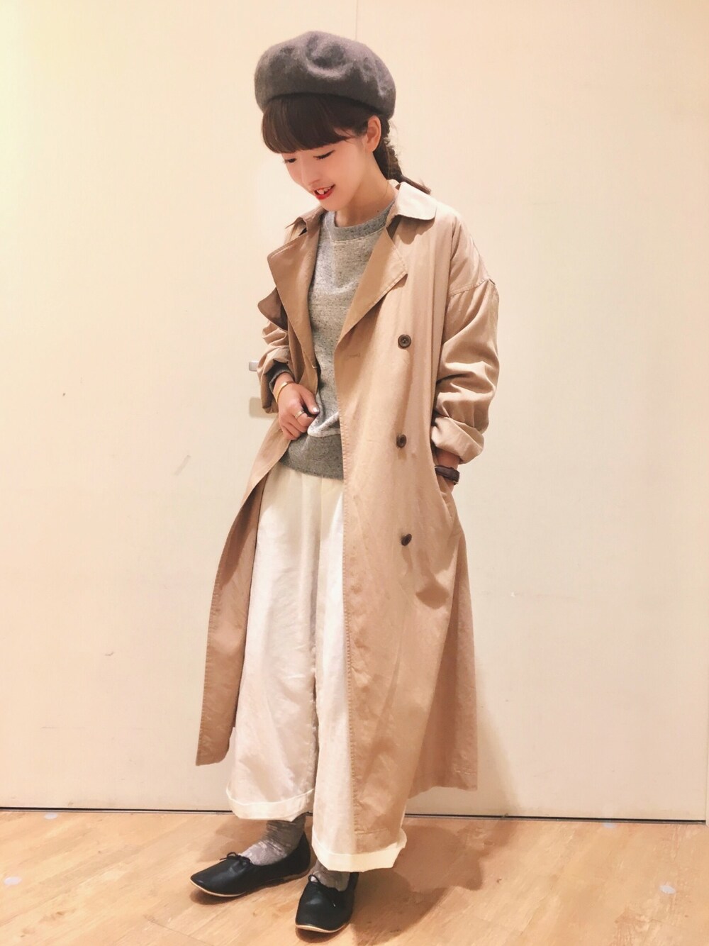 「studio clip、studioclip、スタディオクリップ(studio CLIP)、スタジオクリップ、トレンチコート、ワイドパンツ、白パンツ、はるコーデ、バレエシューズ」｜「studio CLIPのツイルルーズトレンチコート（トレンチコート、ベージュ系）」を使った、studio CLIP大日店さん（レディース・155cm）の冬コーディネートの1枚目の写真