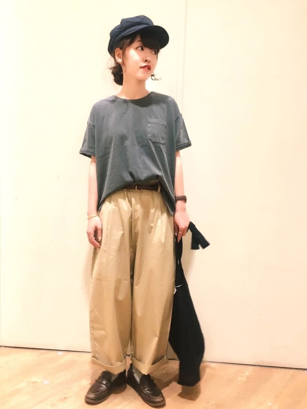 ベージュ系のその他パンツ、ブラック系のバッグ、ブラウン系のTシャツ/カットソーを着用したレディースの春コーディネートの1枚目の写真