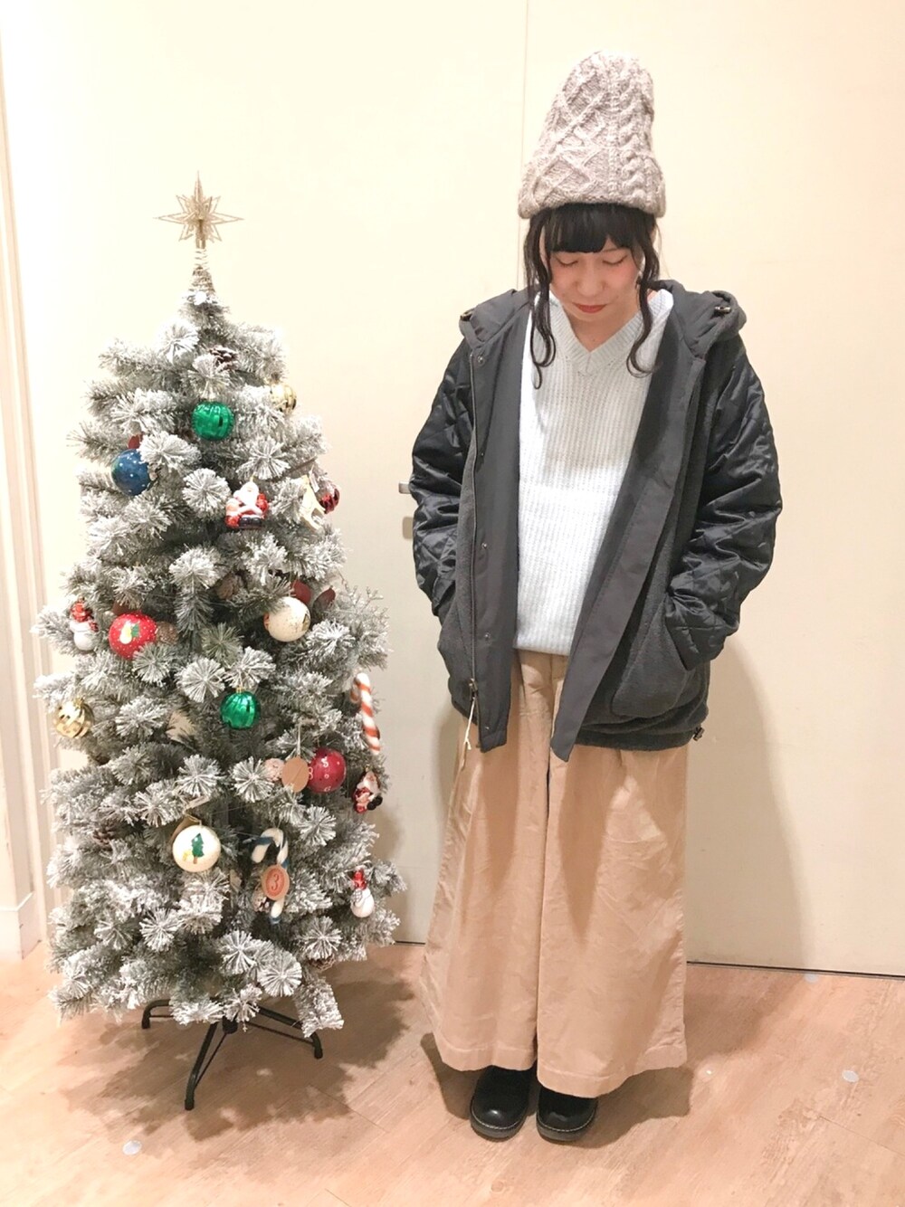 ブルー系のニット/セーター、ベージュ系のその他パンツ、ブラック系のマウンテンパーカーを着用したレディースの秋コーディネートの1枚目の写真