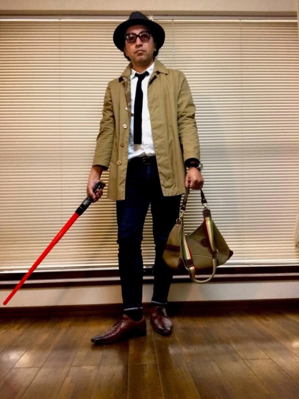 「コート、ステンカラーコート、デニム、白シャツ、ネクタイ、ハット、オロビアンコ、大人カジュアル、オトナカジュアル、シンプル」｜「OrobiancoのOrobianco（オロビアンコ）/ ORAKLASSICA（アナログ腕時計、ブラック系）」を使った、zzzypadawanさん（メンズ・177cm）の春コーディネートの1枚目の写真