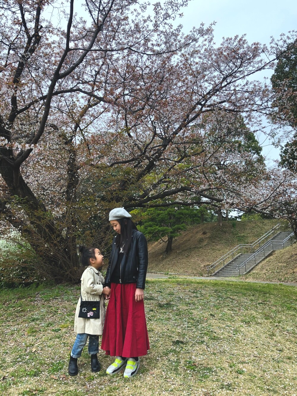 「桜、カジュアルコーデ、ロングスカート、トレンチコート、GAP」｜「antiquaのロングフレアスカート（スカート、レッド系）」を使った、IROHAさん（キッズ・138cm）の春コーディネートの1枚目の写真