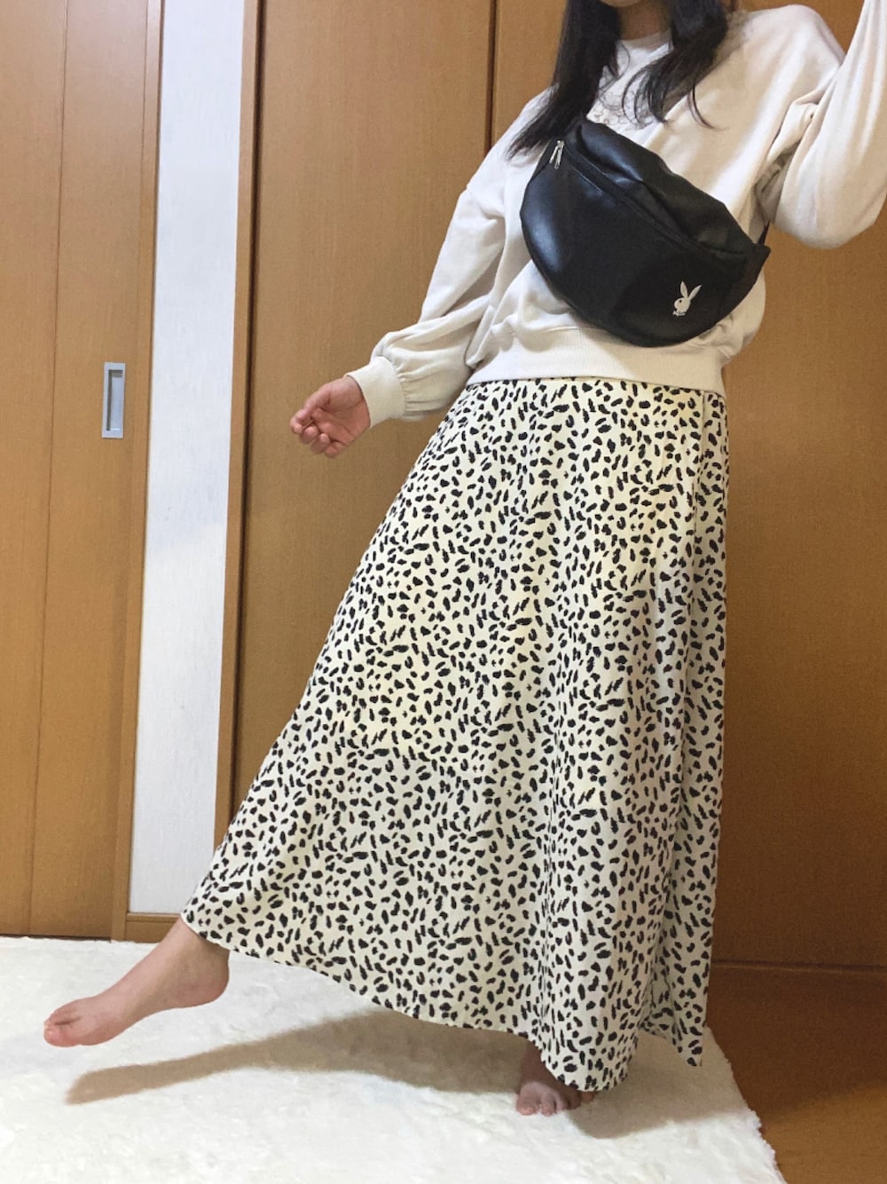 「おしゃれさんと繋がりたい、ホワイト系コーデ、ロングスカート、ダルメシアン柄」｜「GRLのダルメシアン柄フレアスカート（スカート、ホワイト系）」を使った、usaco さん（レディース・158cm）の秋コーディネートの1枚目の写真