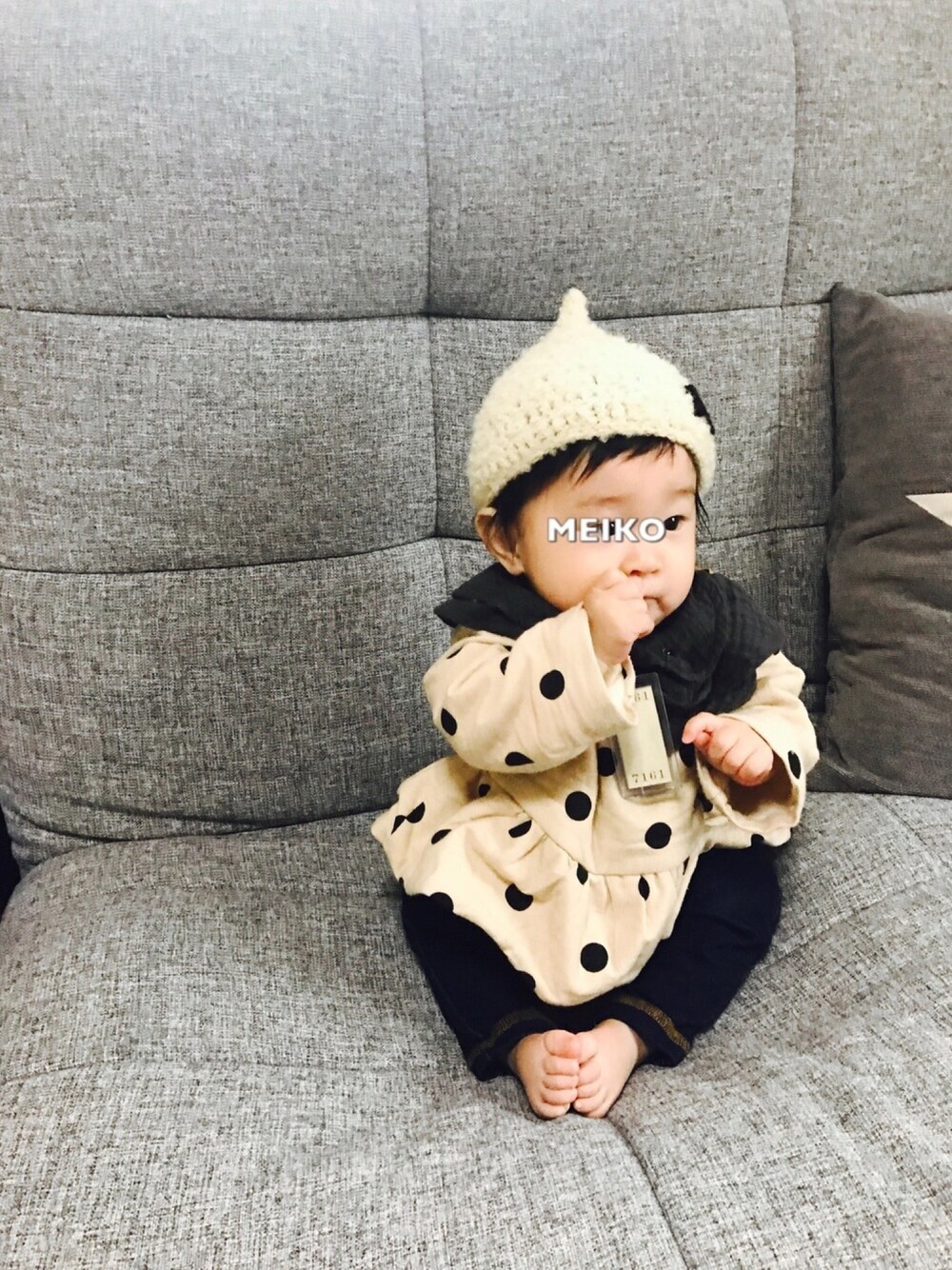 ベージュ系のトップス、ホワイト系のその他パンツ、グレー系のスタイ/よだれかけを着用したキッズの冬コーディネートの1枚目の写真