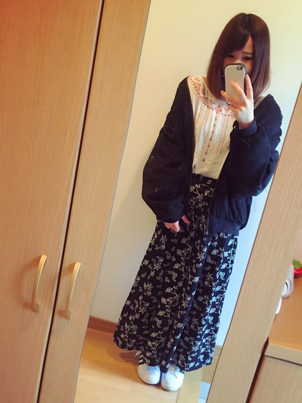 ホワイト系のスニーカー、ブラック系のその他パンツ、ブラック系のMA-1を着用したレディースの春コーディネートの1枚目の写真