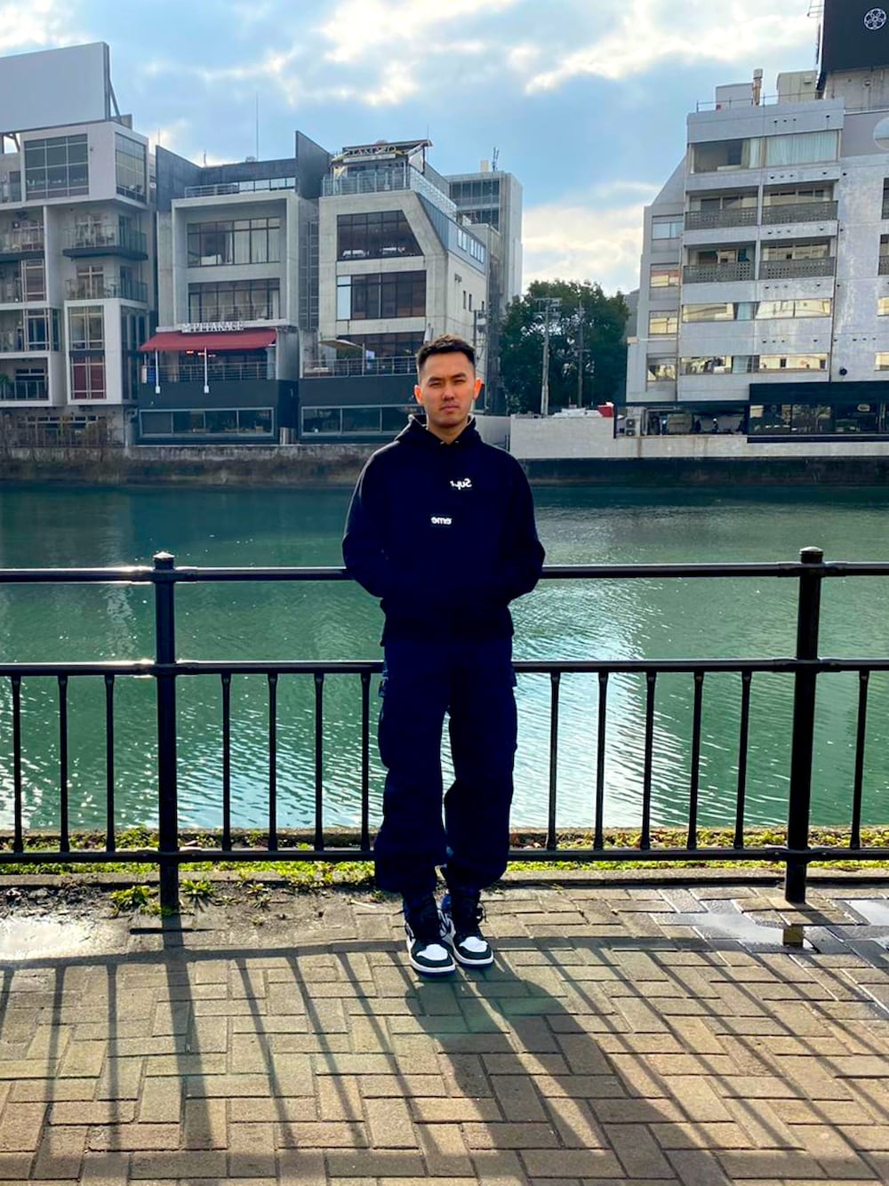 「fukuoka、jordan1、supreme」｜「Supreme のアイテム（パーカー、ブラック系）」を使った、tfushiguroさん（メンズ・181cm）の秋コーディネートの1枚目の写真