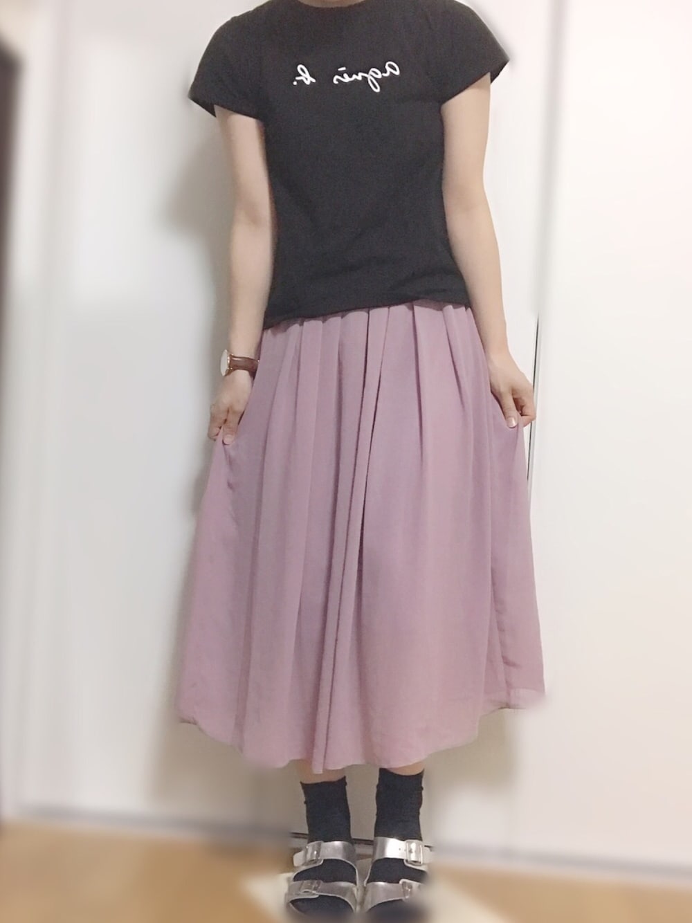 ブラック系のTシャツ/カットソー、パープル系のスカート、ブラウン系のアナログ腕時計を着用したレディースの春コーディネートの1枚目の写真
