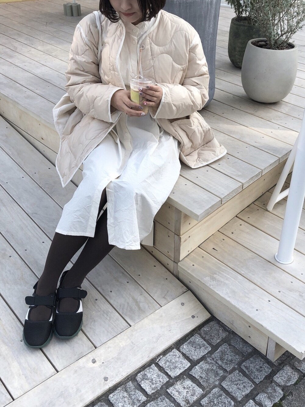 「秋冬コーデ、秋コーデ、おしゃれさんと繋がりたい、ベージュコーデ、大学生」｜「TODAYFULのアイテム（シャツワンピース、ホワイト系）」を使った、manaさん（レディース・165cm）の秋コーディネートの1枚目の写真