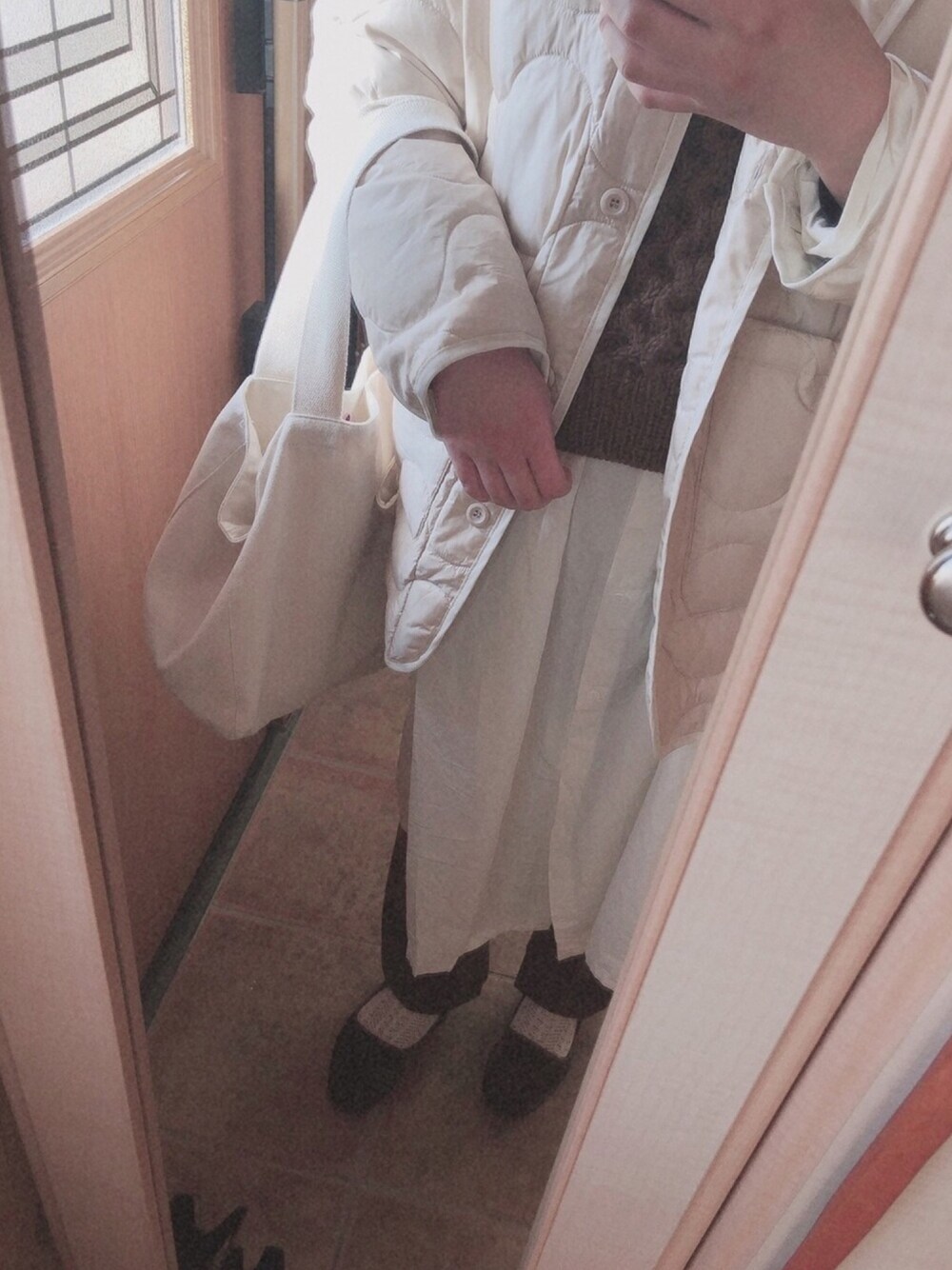 「カジュアル、休日スタイル、ゆるコーデ、おしゃれさんと繋がりたい、ベージュ、パンツスタイル、年末WEAR感謝祭」｜「agnes b.の【WEB限定】GO03-01  ロゴトートバッグ（トートバッグ、ホワイト系）」を使った、manaさん（レディース・165cm）の冬コーディネートの1枚目の写真