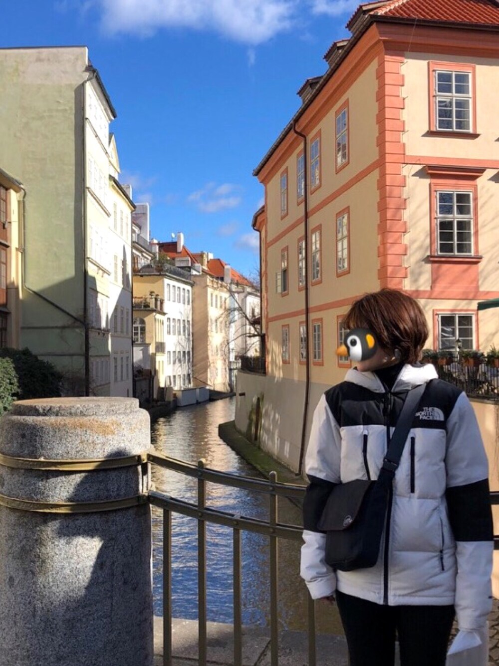 ホワイト系のダウンジャケット/コート、ブラック系のショルダーバッグを着用したレディースの春コーディネートの1枚目の写真