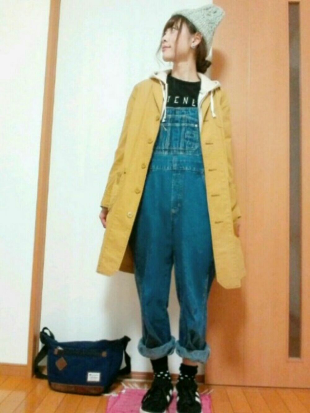 「シンプル、オトナカジュアル、はるコーデ、denim、スニーカーコーデ、スニーカー、春コーデ、ニット帽、プチプラ、カジュアルコーデ」｜「niko and...の【niko and...】ORネパールカラーワッチ（ニットキャップ/ビーニー、グレー系）」を使った、ソラ★さん（レディース・162cm）の冬コーディネートの1枚目の写真