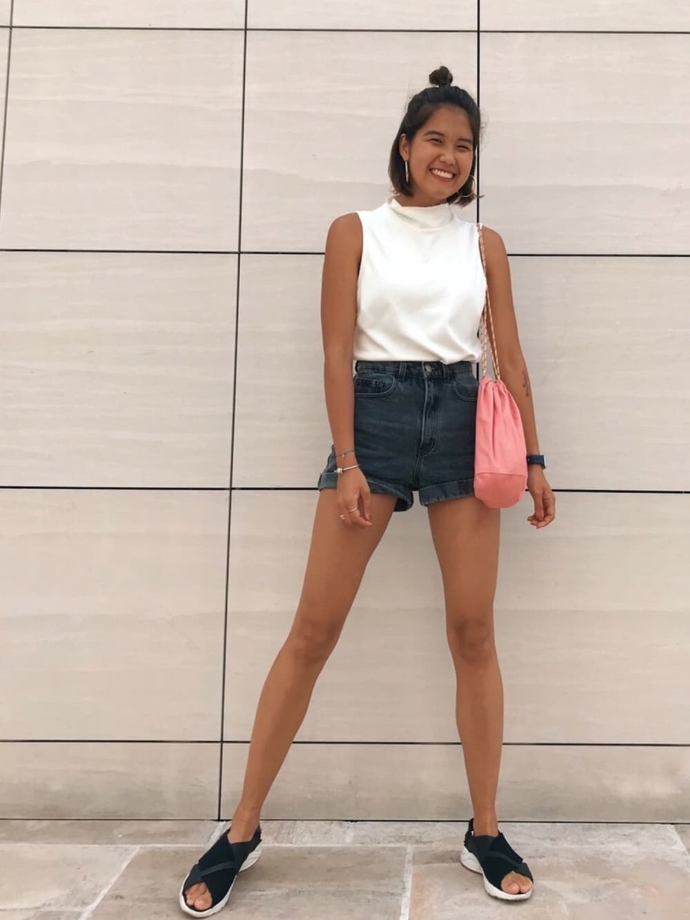 「夏コーデ、ノースリーブ、シンプル、ootd、高身長女子、ナチュラル、ホワイト、NIKE、巾着バッグ」｜「NIKEの【Nike】Air Huarache Run Ultra sandals（サンダル、ブラック系）」を使った、たまきさん（レディース・171cm）の夏コーディネートの1枚目の写真