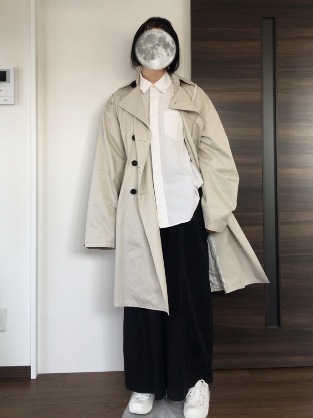 「DRESSEDUNDRESSEDのXXL DOUBLE BREASTED TRENCHCOAT（トレンチコート、ベージュ系）」を使った、Aliceさん（レディース・170cm）の春コーディネートの1枚目の写真