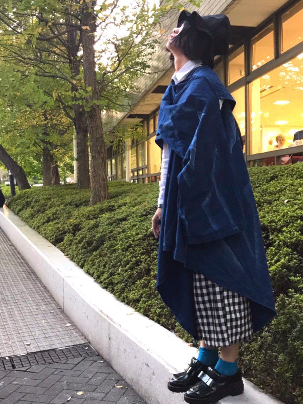「Yohji YamamotoのYohji Yamamoto - オーバーサイズ ケープトップス - women - コットン - S（シャツ/ブラウス、ブルー系）」を使った、Aliceさん（レディース・170cm）の秋コーディネートの1枚目の写真