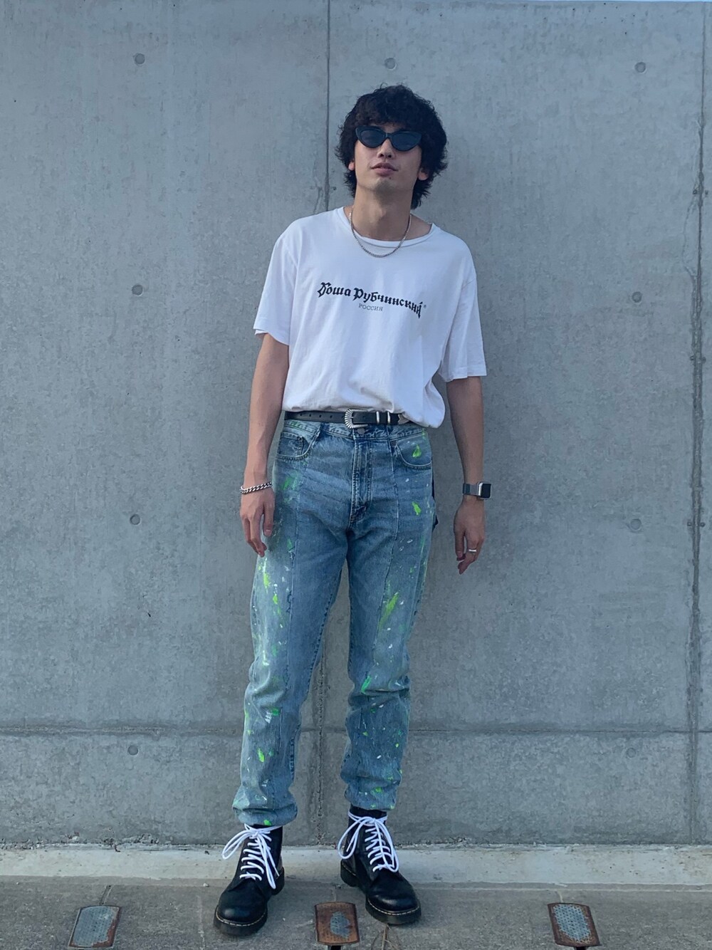 「gosharubchinskiy、Dr.Martens、デニム、リメイク、リメイクデニム、D.TT.K、Tシャツ、ペイント、お洒落さんとつながりたい、サングラス」｜「Gosha Rubchinskiyのアイテム（Tシャツ/カットソー、ホワイト系）」を使った、1999_mamiyaさん（メンズ・179cm）の夏コーディネートの1枚目の写真