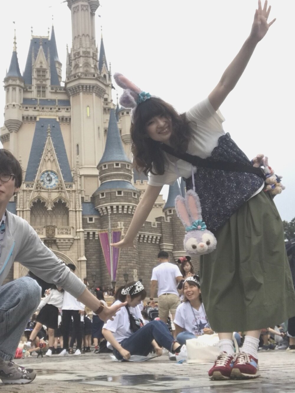 「カジュアル、summer、夏コーデ、ナチュラル、ディズニー、旅行、Tシャツ、スカート、スニーカー、ニューバランス」｜「POU DOU DOUの花柄シフォン重ねTシャツ（Tシャツ/カットソー、ホワイト系）」を使った、knm.Ｉ   (おみそ)さん（レディース・149cm）の夏コーディネートの1枚目の写真