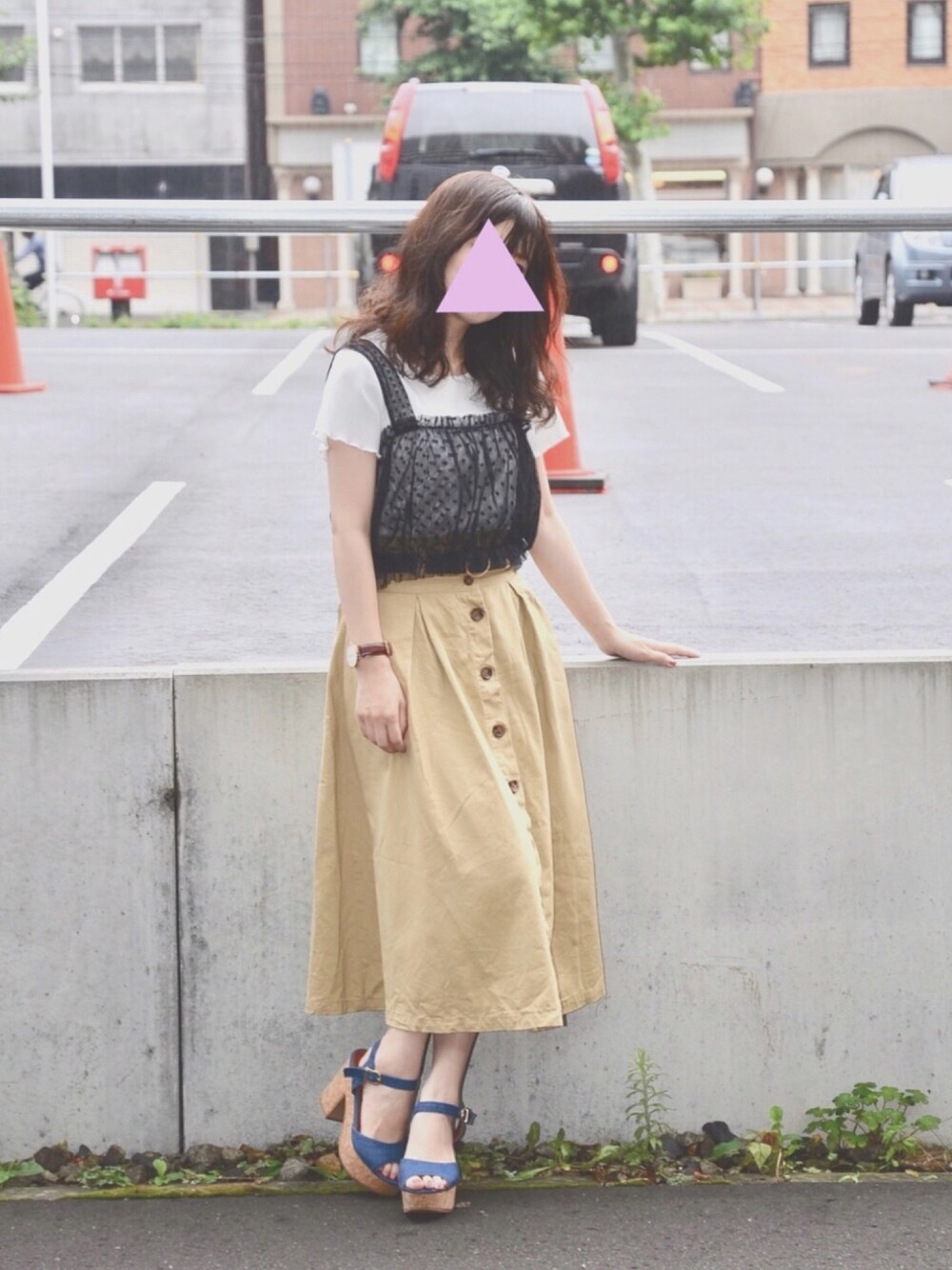 「夏コーデ、おしゃれさんと繋がりたい、レース、チノスカート、札幌、ミスティ ウーマン(mysty woman)、ウィゴー(WEGO)、エスペランサ(ESPERANZA)、シンプル、大人カジュアル」｜「mysty womanのチュールビスチェリブＴシャツ（Tシャツ/カットソー、ホワイト系）」を使った、knm.Ｉ   (おみそ)さん（レディース・149cm）の夏コーディネートの1枚目の写真