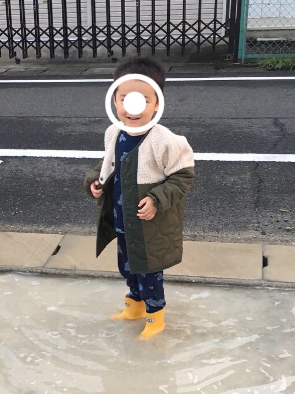 「petit main、GAP、ブチプラ、保育園、セットアップ、パジャマ、ボア、冬コーデ、3歳、3歳男の子」｜「petit mainのボア切替キルティングライナーコート（ダウンジャケット/コート、グリーン系）」を使った、やまさん（キッズ・80cm）の秋コーディネートの1枚目の写真