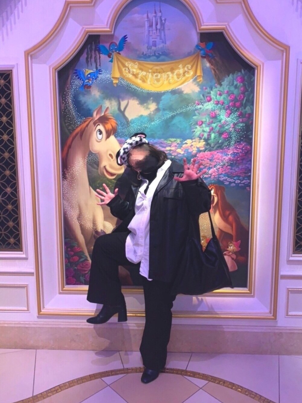 「東京ディズニーランド、ディズニー、101匹わんちゃん、冬コーデ、白黒コーデ、白黒、レザージャケット、白シャツ、スクエアトゥ、ぽっちゃり」｜「tiptopのエコレザーBIGジャケット（カバーオール、ブラック系）」を使った、おこちさん（レディース・156cm）の春コーディネートの1枚目の写真
