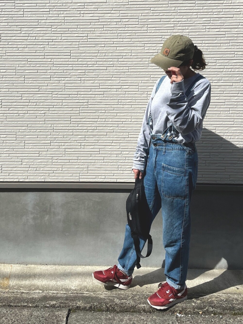 「春休み、公園、休日スタイル、ロンT、日焼け対策」｜「CarharttのCarhartt/カーハート　ODESSA Cap（キャップ、グリーン系）」を使った、Tさんち。さん（レディース・155cm）の春コーディネートの1枚目の写真