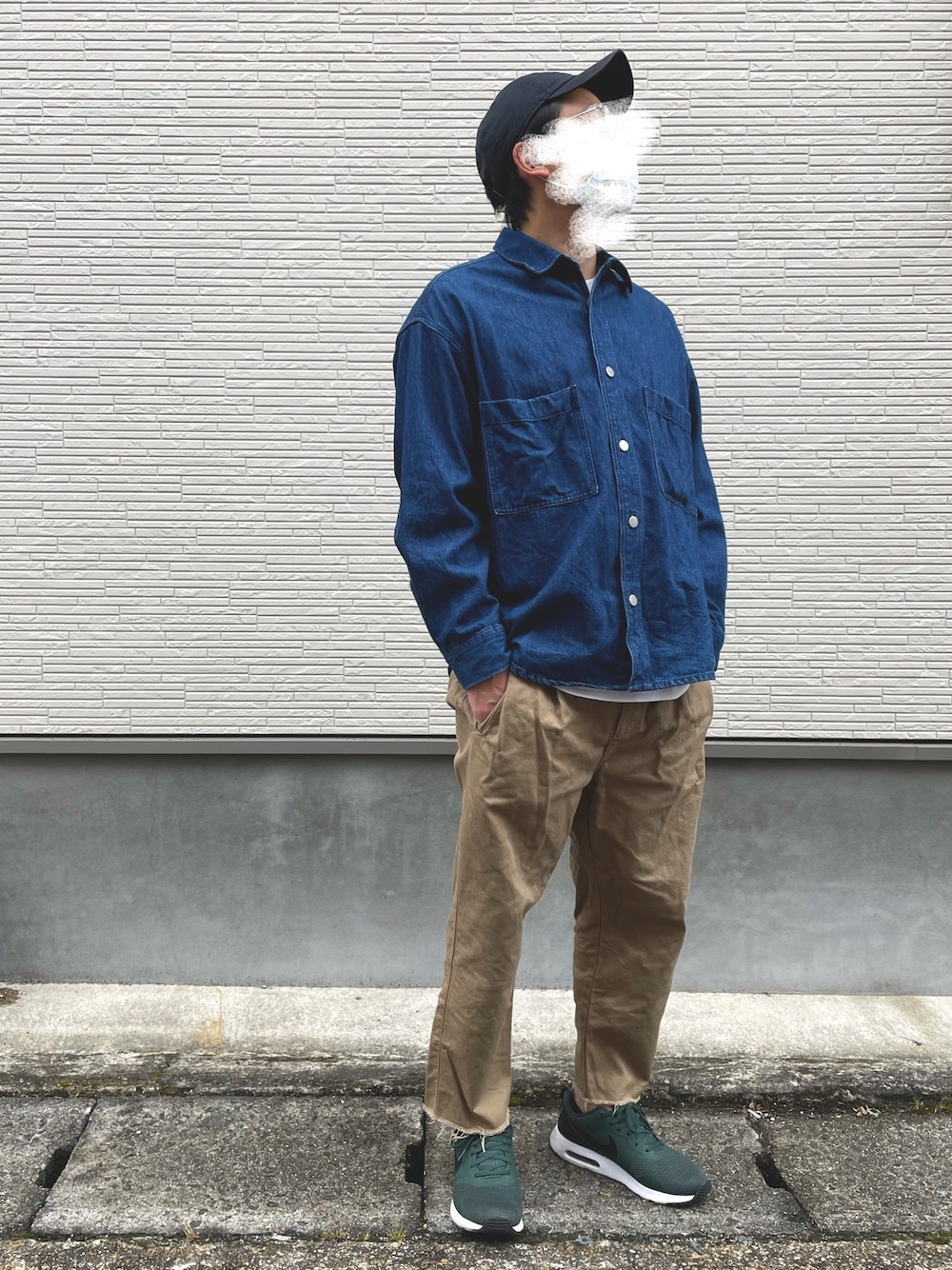 「春コーデ、キャップ、ナイキ、デニムジャケット、ジーユー、切りっぱなしデニム、ZARA、スニーカー、NIKE、シンプル」｜「NIKEの【NIKE / ナイキ】ロゴカーブキャップ / ユニセックスアイテム（キャップ、ブラック系）」を使った、Tさんち。さん（メンズ・175cm）の春コーディネートの1枚目の写真