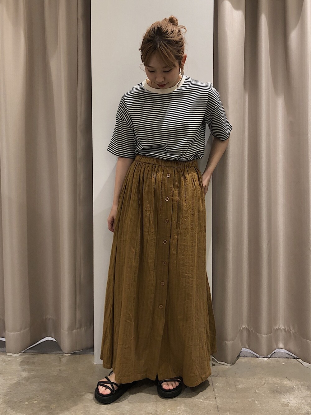 「シンプルコーデ、カジュアルコーデ、秋カラー、大人かわいい、ボーダー、ボーダートップス、Tシャツ、マスタード、アメリカンホリック、低身長」｜「AMERICAN HOLICのドビーフロントボタンスカート＊（スカート、イエロー系）」を使った、かんぬさん（レディース・149cm）の夏コーディネートの1枚目の写真