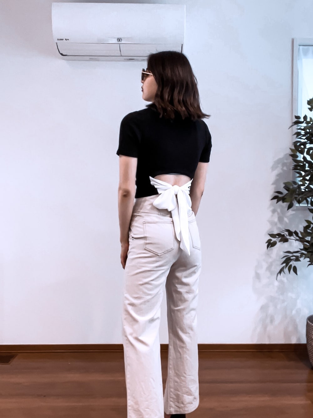 ブラック系のTシャツ/カットソー、ベージュ系のその他パンツを着用したレディースの春コーディネートの1枚目の写真