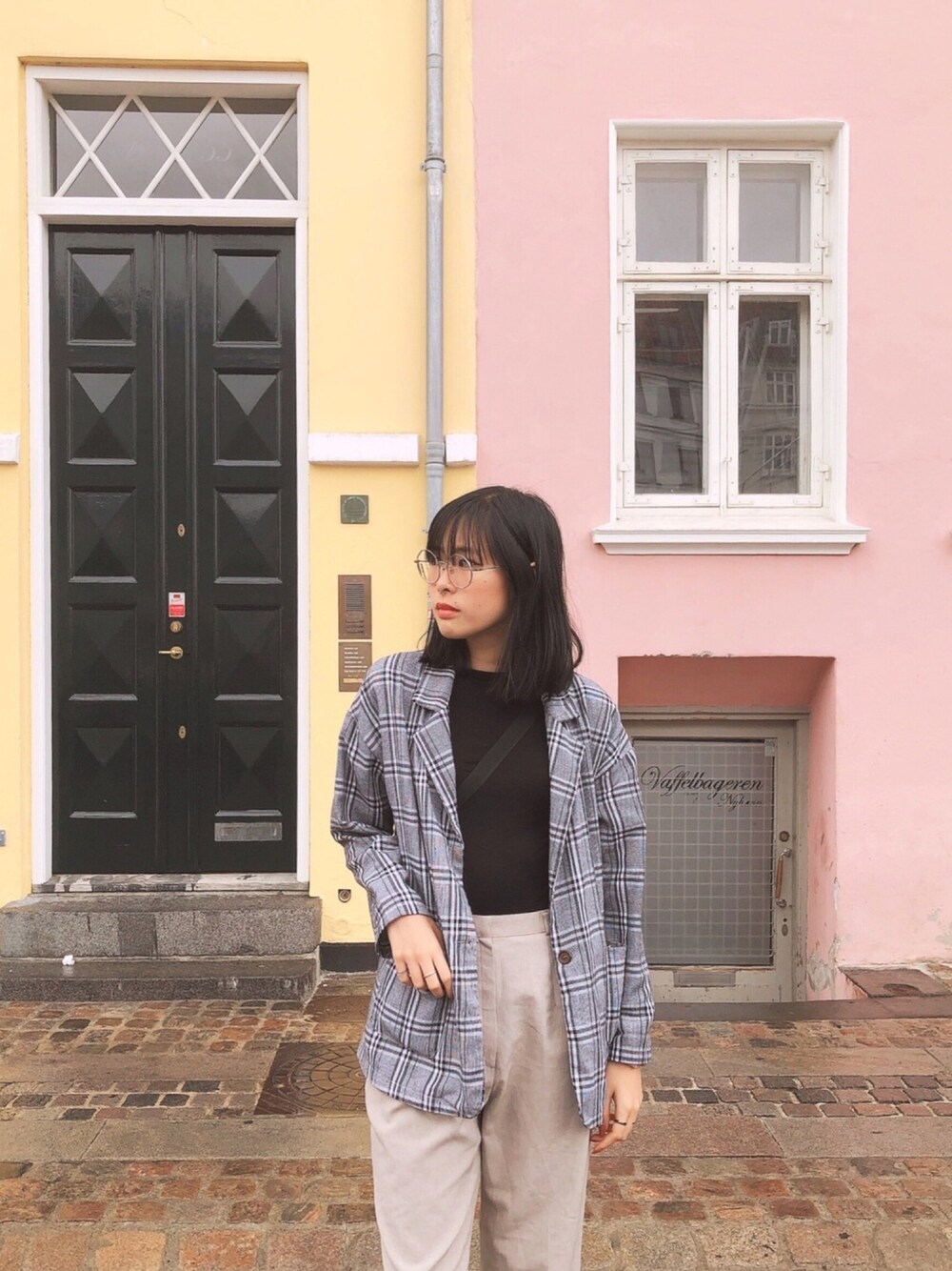 「H&Mのアイテム（Tシャツ/カットソー、ブラック系）」を使った、sherrsさん（レディース・167cm）の夏コーディネートの1枚目の写真
