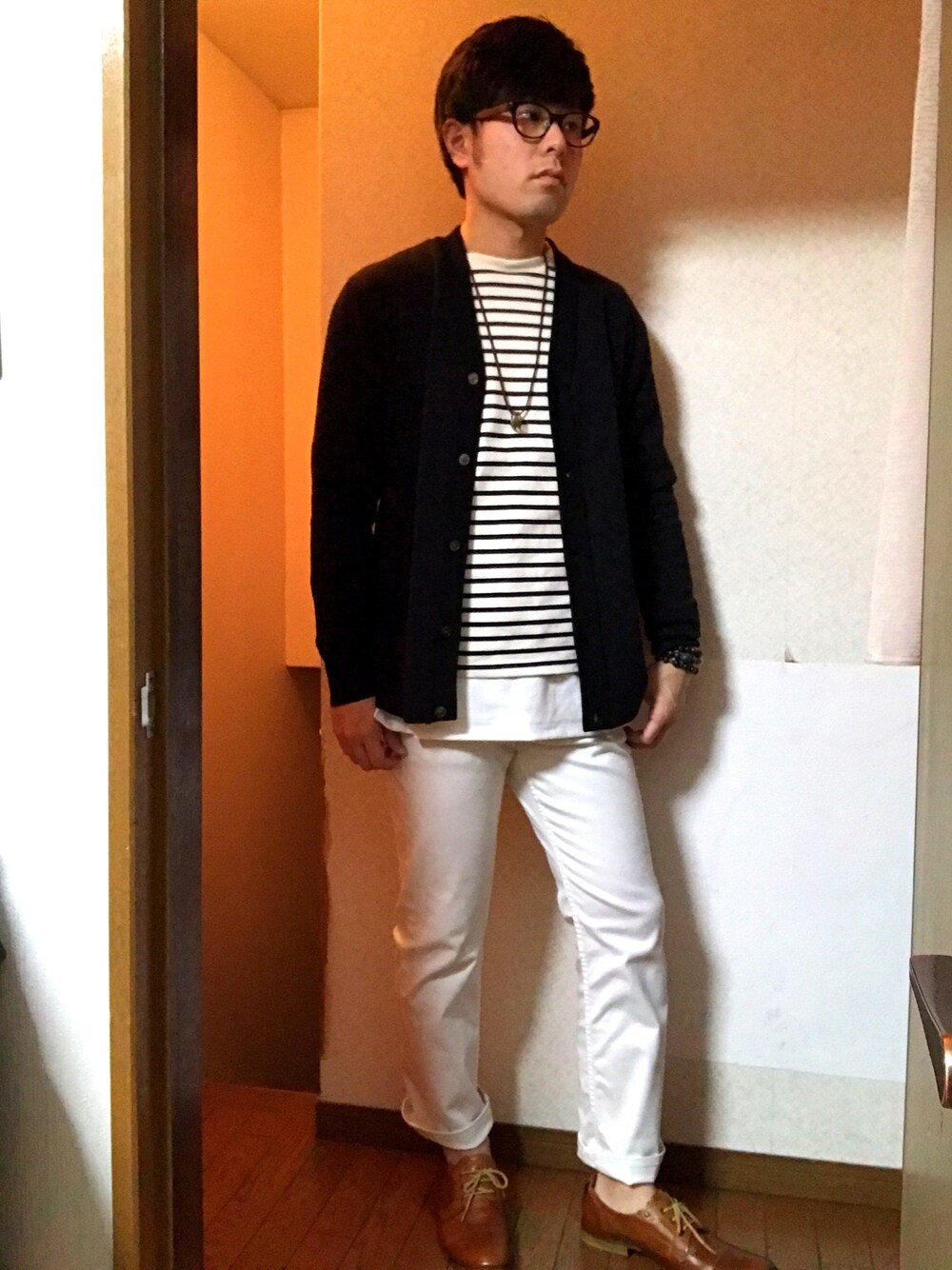 「革靴、黒、カーディガン、白パンツ、白、眼鏡、春コーデ、シンプル、オトナカジュアル、はるコーデ」｜「UNITED TOKYOの18Gミラノリブカーディガン（カーディガン/ボレロ、ブラック系）」を使った、taikiさん（メンズ・174cm）の冬コーディネートの1枚目の写真