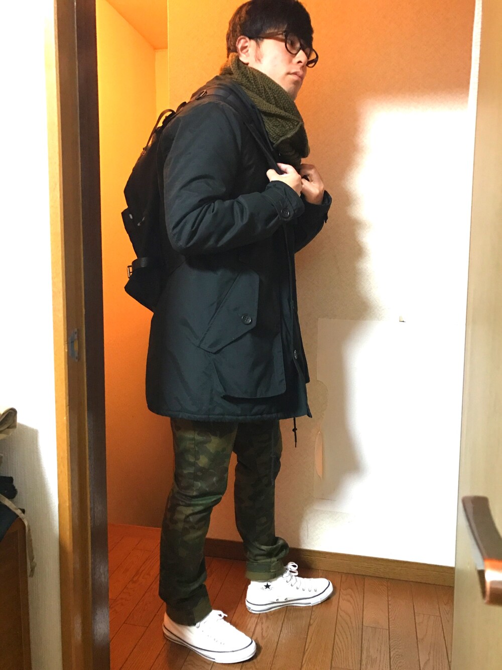 「冬コーデ、休日スタイル、モノトーンコーデ、カモフラ、迷彩、カモフラパンツ、黒、グリーン、ジョンブル、福袋」｜「URBAN RESEARCHのカーキのスヌード（ネックウォーマー/スヌード、グリーン系）」を使った、taikiさん（メンズ・174cm）の冬コーディネートの1枚目の写真