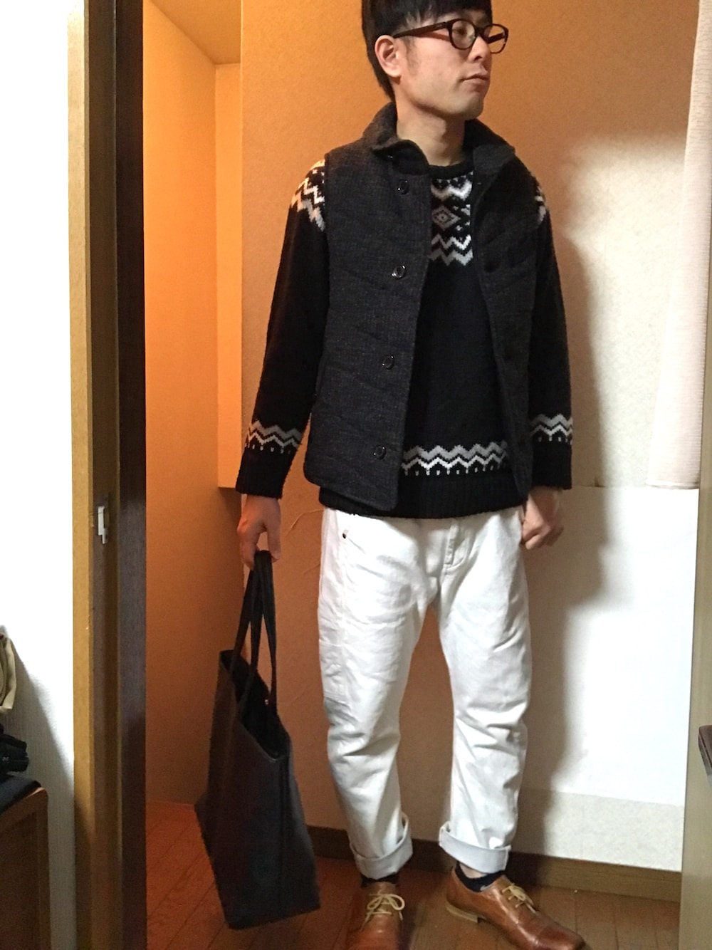 「カジュアルコーデ、ゆるコーデ、サルエルパンツ、白パンツ、サルエルデニム、ホワイトデニム、ダウンベスト、黒、ニット、冬コーデ」｜「niko and...の【niko and...】JINS×niko オーバルウエリントン（メガネ、ブラック系）」を使った、taikiさん（メンズ・174cm）の冬コーディネートの1枚目の写真