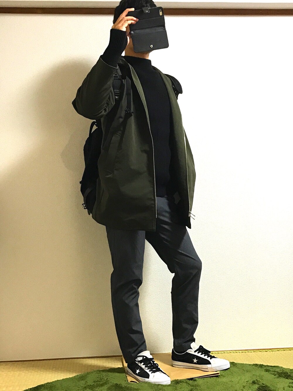 「黒、大人カジュアル、きれいめカジュアル、スニーカー、ブラックコーデ、黒ニット、アンデルセンアンデルセン、グレー、カーキ、フードコート」｜「UNITED TOKYOのフロントジップフードコート（その他アウター、グリーン系）」を使った、taikiさん（メンズ・174cm）の秋コーディネートの1枚目の写真