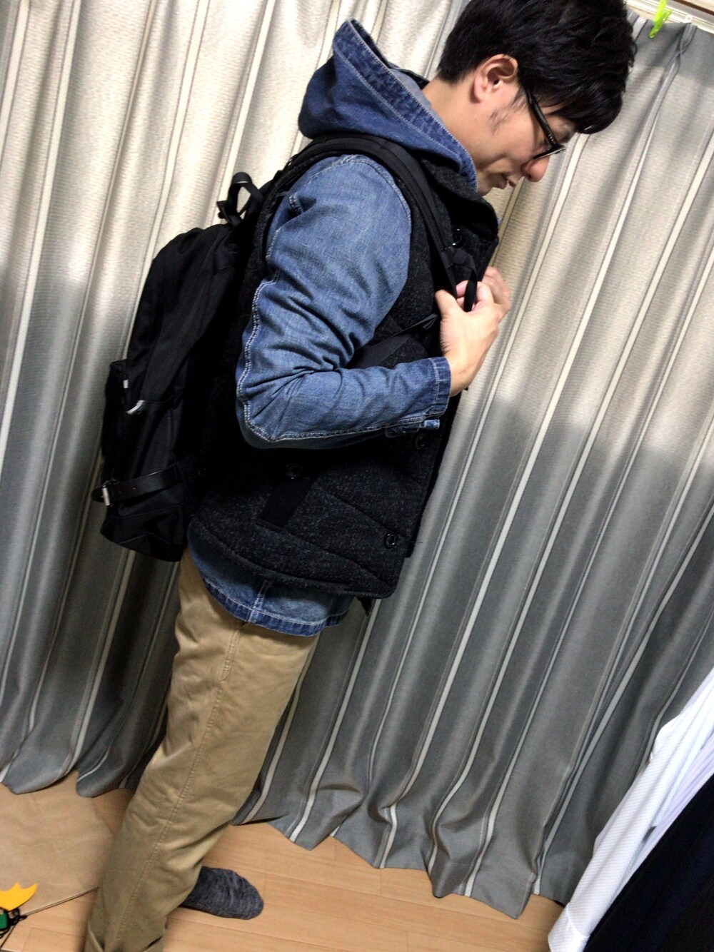 「秋コーデ、デニムパーカー、チノパン、デニム、リュック、めがね、ダウンベスト」｜「Johnbull Private laboのアイテム（ダウンベスト、ブラック系）」を使った、taikiさん（メンズ・174cm）の秋コーディネートの1枚目の写真