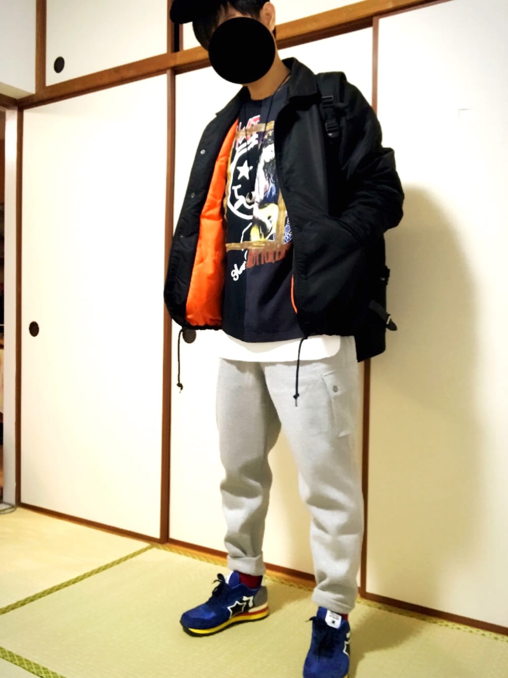 「glamb、アトランティックスターズ、コーチジャケット、スニーカー、キャップ、黒、スウェットパンツ、カットソー、ブラック、冬コーデ」｜「Atlantic STARSのAtlantic STARS （アトランティックスターズ）ANTARES NN-89B（スニーカー、ブルー系）」を使った、taikiさん（メンズ・174cm）の冬コーディネートの1枚目の写真